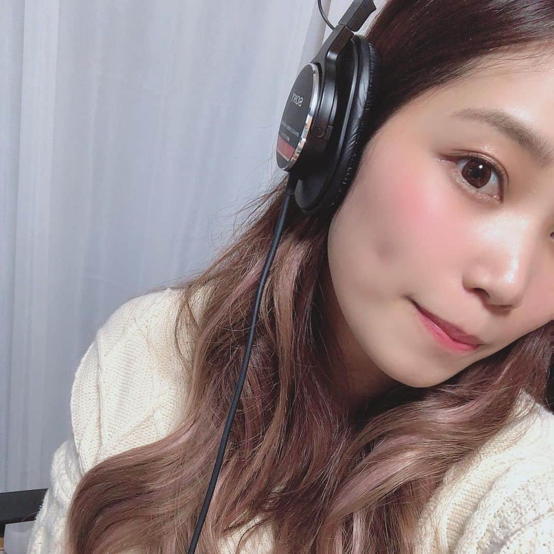 R!Nのインスタグラム：「FUJIMI パーソナライズサプリ💊  最近のお肌事情💗 化粧ノリがよくなって乾燥のこの時期に調子がいいのは、最近FUJIMIさん( @fujimi_official )から頂いたパーソナライズサプリのおかげです✨  私は今までサプリも、処方箋の薬ですら飲み切るのが苦手なタイプで効果が出ないとすぐに飽きちゃうせっかちタイプだったんだけど、このサプリはちゃんと飲めば飲むほど少しずつちゃんと効果が実感できてイイ…！  以前紹介したパックと同じように自分の肌事情に合わせてサプリを選んで梱包してくれるので、自分専用っていう特別感も堪らないの🥺  乾燥が大敵なこの時期、頂いたパックと一緒にスキンケア頑張ります💗  #FUJIMI #ふじみ #フェイスパック #パーソナライズマスク  #スキンケア #パック #パーソナライズ #PR #パーソナライズサプリ #サプリ #美容 #セルフケア #スキンケア」