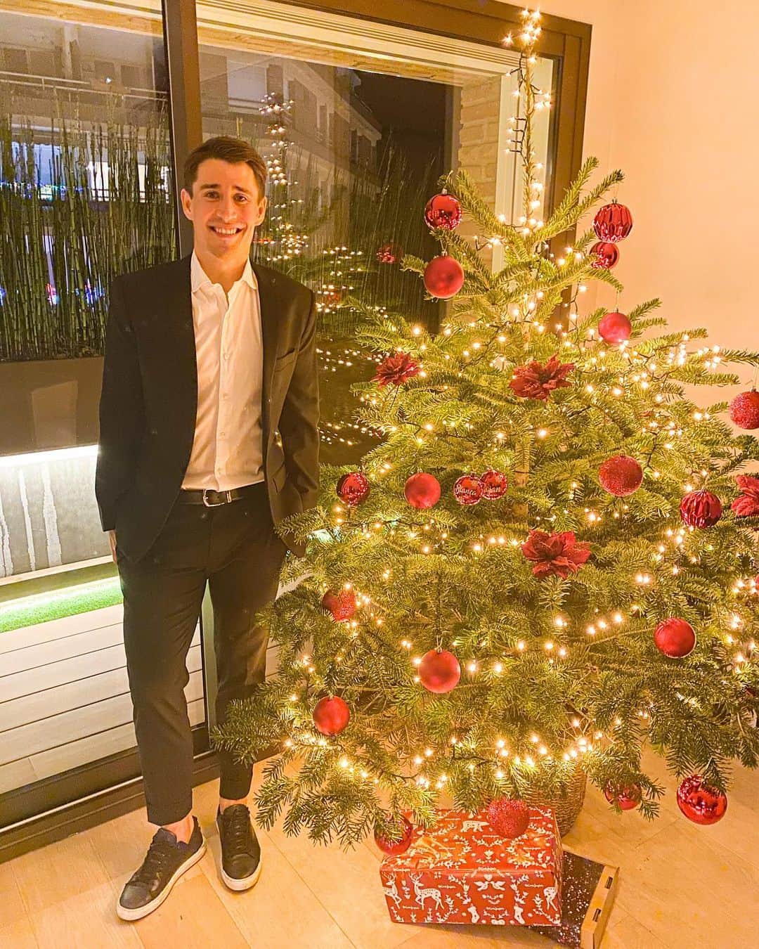 ボージャン・クルキッチのインスタグラム：「Bon Nadal 🌟 Aquest any seran unes festes diferents, les limitacions ens privaran de moltes coses que abans donàvem per fetes. És hora de posar de la nostra part per, malgrat tot, omplir de màgia les nostres llars // Merry Christmas 🌟  This year's celebrations will be different, the restrictions will mean we have to go without many things we took for granted before. It's time to do our bit so that, despite everything, we fill our homes with magic // Feliz Navidad 🌟  Este año serán unas fiestas diferentes, las limitaciones nos privarán de muchas cosas que antes dábamos por sentado. Es hora de poner de nuestra parte para que, a pesar de ello, llenemos de magia nuestros hogares.」