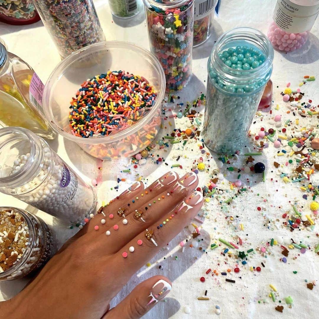 のインスタグラム：「🍭🍬🍦✨  #Repost @maddyschaefer ・・・ Welcome to my workshop  #nailart #nails #fashion #art #britneytokyo」