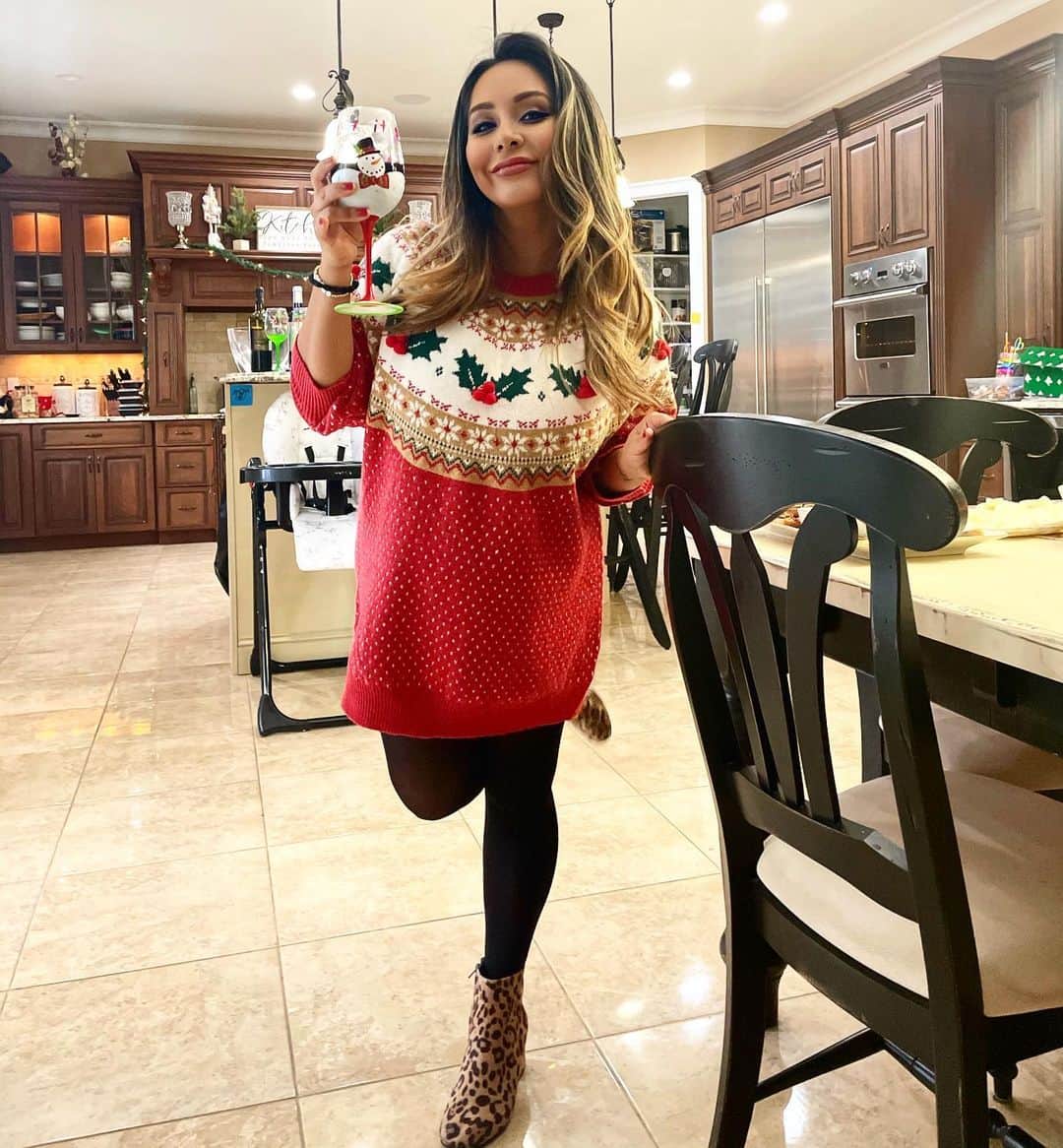 ニコール・ ポリッツィのインスタグラム：「To Grandma Xmas Sweaters, Coppoler & Chrissss 🎄🎅🏽」
