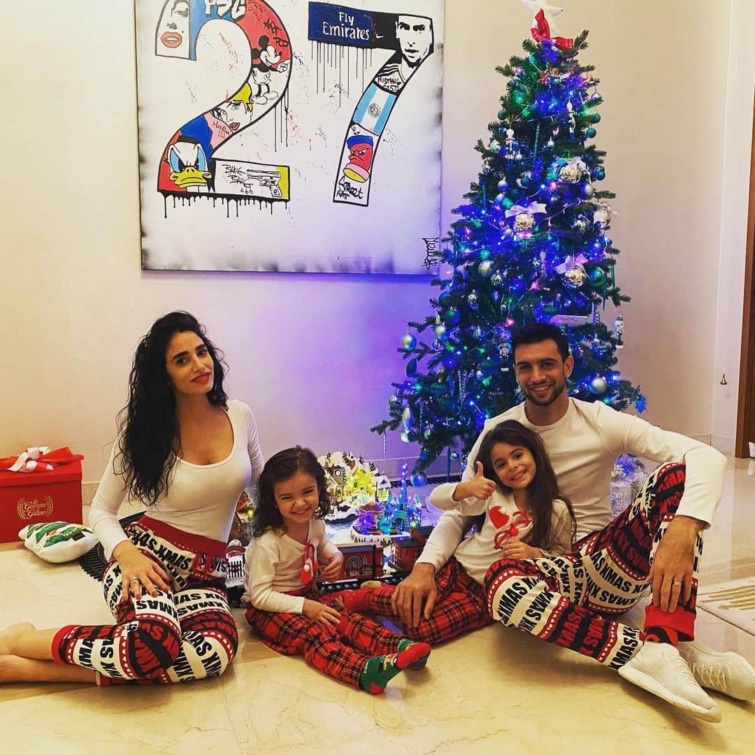 ハビエル・パストーレのインスタグラム：「Feliz navidad 🎄🎁 para todos . Un año distinto, lejos de la familia y amigos pero siempre presentes en nuestros corazones ♥️.」
