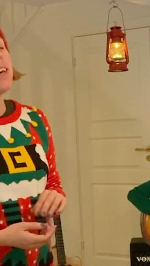 ティーネ・ティング・ヘルセットのインスタグラム：「24th of December: My Advent Calendar  "When You Wish Upon a Star"  It's Christmas Eve! In Norway this is the big day 🙂 Tonight we celebrate, eat traditional food (I always eat too much of course... haha! But it's so good!) and get to open all our presents!    In this special time it's even more important to take that extra phonecall, skype, facetime, zoom. Send that extra Christmas Card. Smile to your neighbours, strangers and new friends and wish them a merry Christmas. Next year will get better - it has too 🙂   I hope you've enjoyed our very homemade advent calendar!  I wish you all a peacful, healthy and happy Christmas!  T x  PS: And for those Norwegian wondering... Det er ribbe som gjelder hjemme hos mor på julaften! God Jul!  @gunnarflagstad @earlbigloop #julekalender #adventcalendar #whenyouwishuponastar #jul #christmas #merrychristmas   Jarle and Gunnar joined me to record 24 songs in 1 day...!! We had so much fun!  I will post one video every day until Christmas. Hopefully this will bring some extra holiday spirit 🎄   🌟」