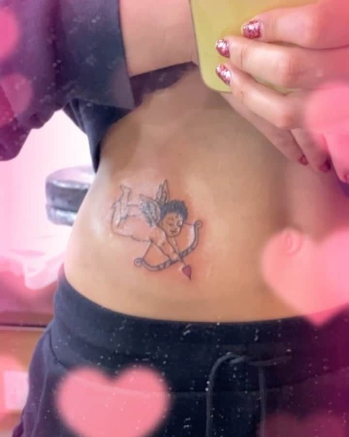 のインスタグラム：「今年のXmas🎁❤️は念願の @srs_the_parlour  ちゃんのtattooをリクエスト！！  息子のお顔をしたangelを描いてもらった👼🏽 髪型からまつ毛まで似すぎてて感動！！ 矢がここに居たんだよーってお腹をさしてるの。 かわいすぎぃ❤️❤️  さらさちゃんと🎅さんありがとう🎄」