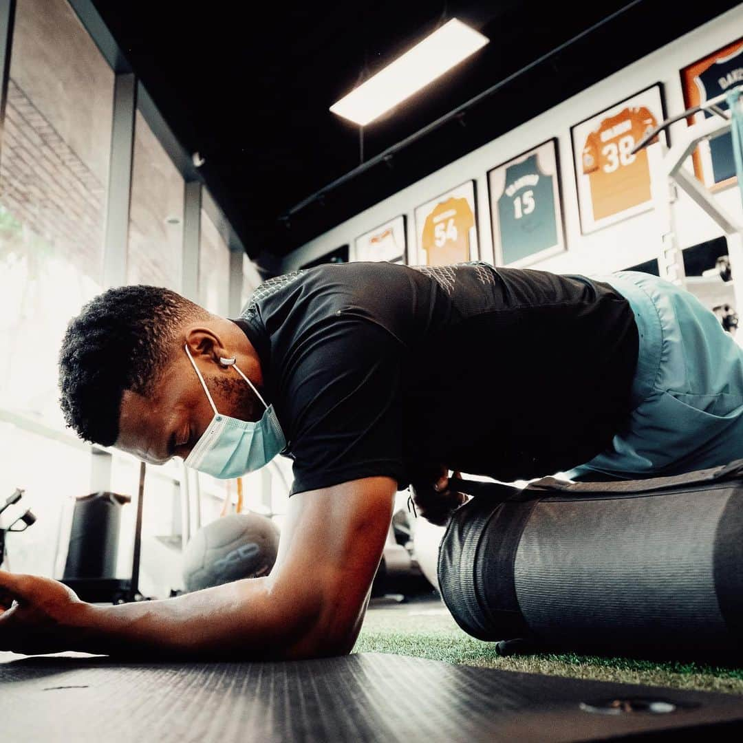 ダニエル・スタリッジさんのインスタグラム写真 - (ダニエル・スタリッジInstagram)「Focus on you and your goals. Only way to achieve them is to be a better version of yourself 🖤 #focused #growthmindset #gains」12月25日 3時52分 - danielsturridge