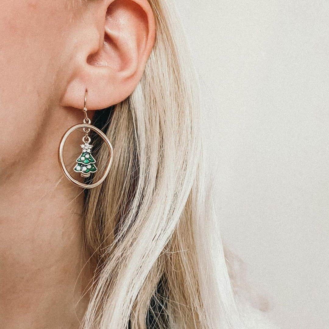 アクセサライズのインスタグラム：「Tree(ats) for your ears 🎄   📷 : @blondelifephotos  Tap the link in our bio to shop #Accessorize #Accessorizer #WonderFilled」