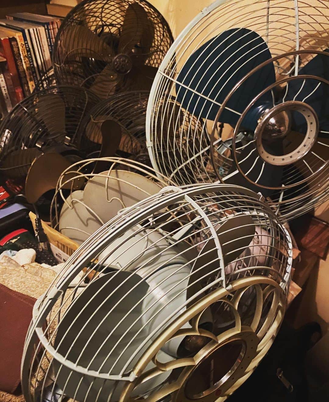 本間昭光のインスタグラム：「レトロ扇風機」