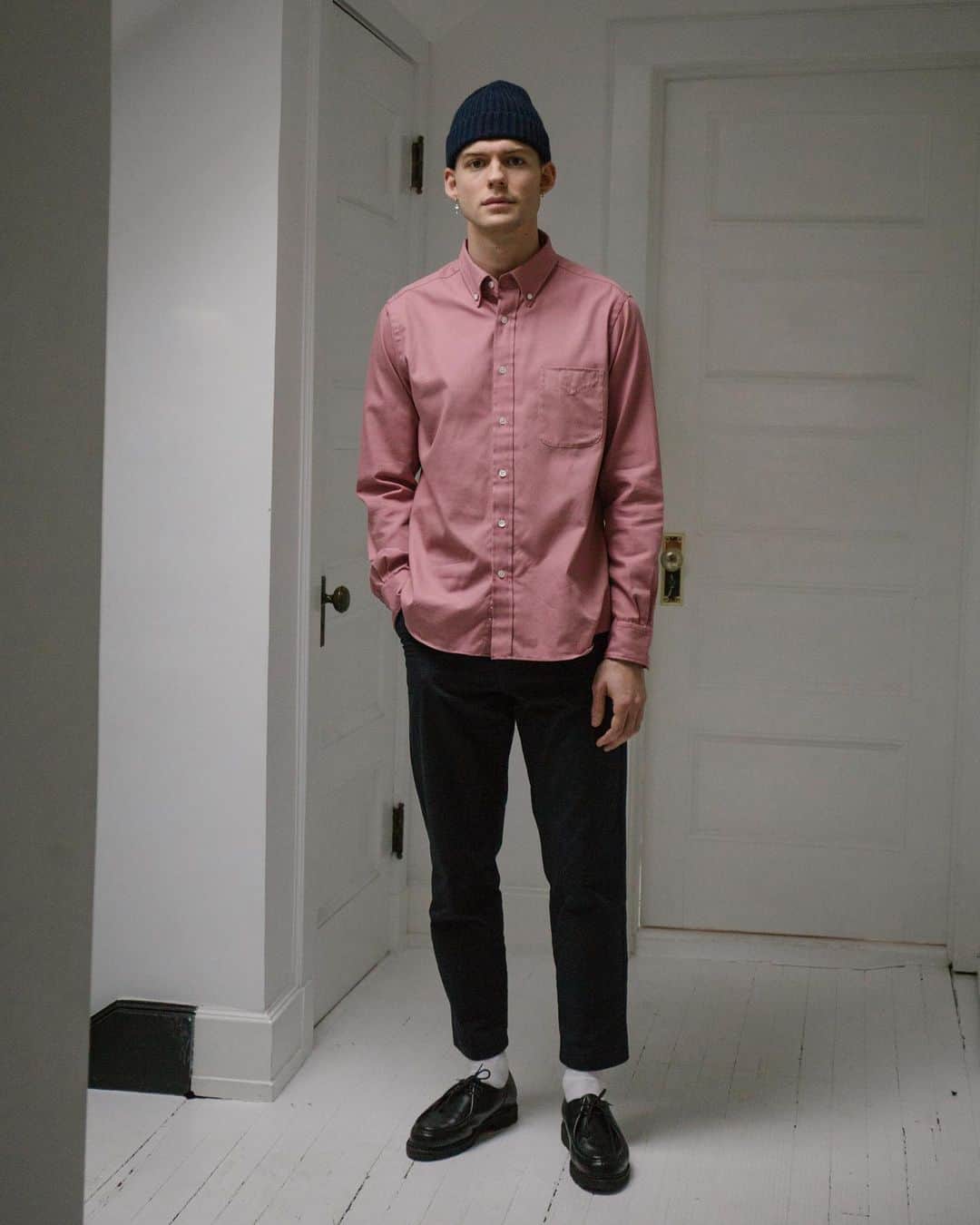スティーブンアランのインスタグラム：「The Classic Collegiate in an optimistic colored oxford paired with the Maker Pant in Navy Ripstop and a cashmere beanie. Simple, but not basic. #stevenalan」