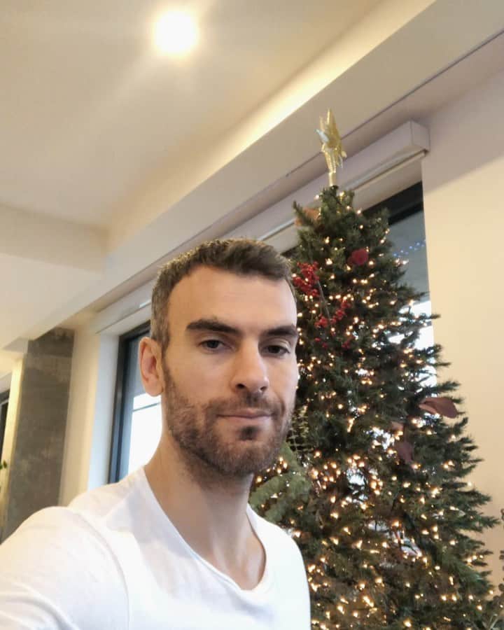 のインスタグラム：「´Silent Night’ my way. 🎄⭐️  Happy Holidays Everybody!!  #christmas #silentnight #piano #pianomusic #happyholidays #staysafe」