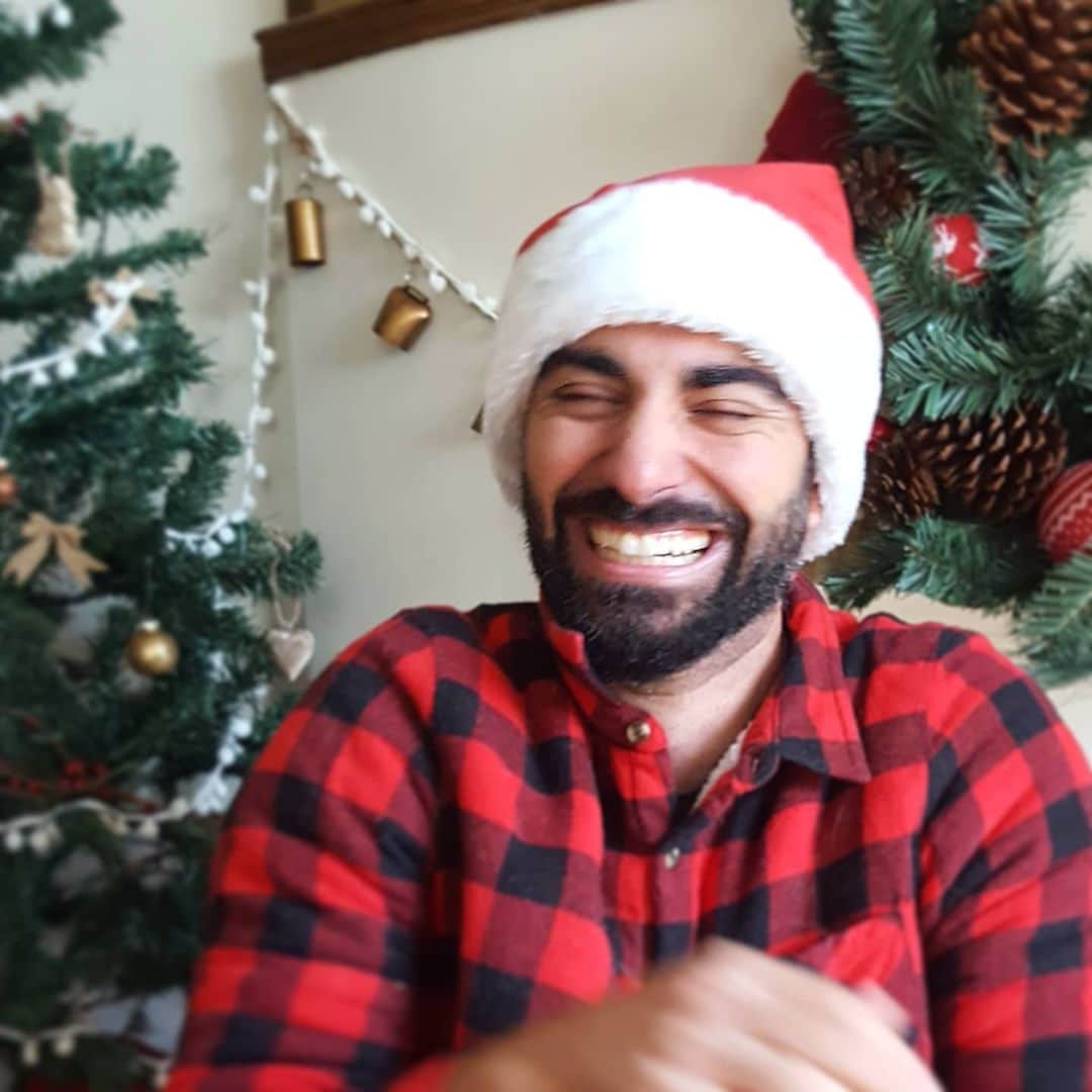 リー・マジャブのインスタグラム：「It's been a year of ups & downs for so many. I look back & find myself so extremely grateful for so many of you!  I wish you all so much love & abundance & peace & joy.  ☃️🎄❄  #MerryChristmas #HappyHolidays  ❤💚❤💚❤」