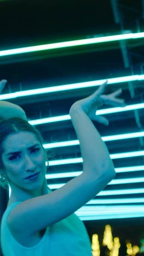 DeFlamenco.comのインスタグラム：「Antonio Najarro y el Ayuntamiento de Madrid felicitan la Navidad con el vídeo  "Navidad en Madrid, siente su duende"  El propio Najarro junto a la bailarina Olga Pericet (Premio Nacional de Danza), Inmaculada Salomón (Primera Bailarina del Ballet Nacional de España) y el bailaor Eduardo Guerrero, dan vida a este villancico cuya música ha sido compuesta e interpretada por la cantaora María Mezcle.  Una iniciativa del Ayuntamiento de Madrid y la Asociación de Tablaos Flamencos de Madrid  #flamenco #deflamenco #flamencomadrid」