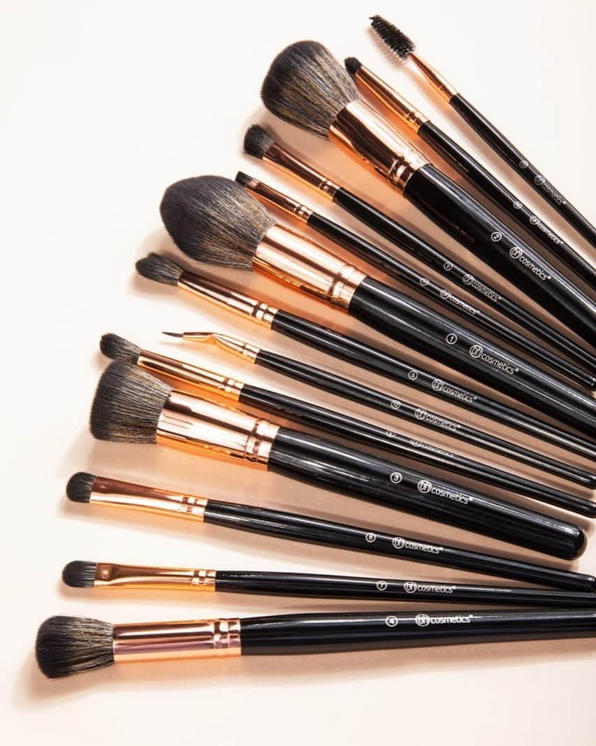BH Cosmeticsさんのインスタグラム写真 - (BH CosmeticsInstagram)「HO HO HOORAY 🎁  It's Day 24 of our 31 DAYS OF GIVEAWAYS!  Enter to win our BH Signature Rose Gold - 13 Piece Brush Set & Holder by tagging 3 friends below who love this color combo! 🖤 ✨  1 winner will be announced 12/27 at 10am PST on this post. Good luck! #giveaway #bhcosmetics」12月25日 4時08分 - bhcosmetics