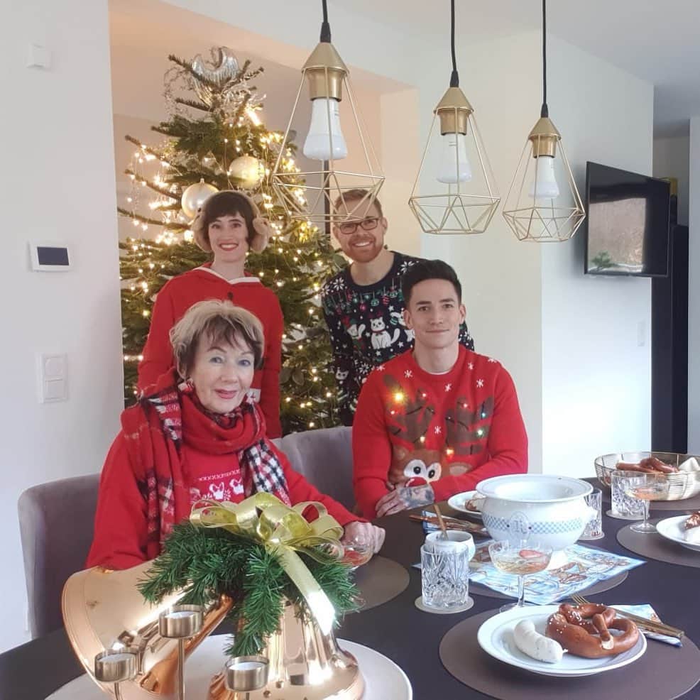 マゼル・ニューエンのインスタグラム：「Merry Xmas 🎄⭐️」