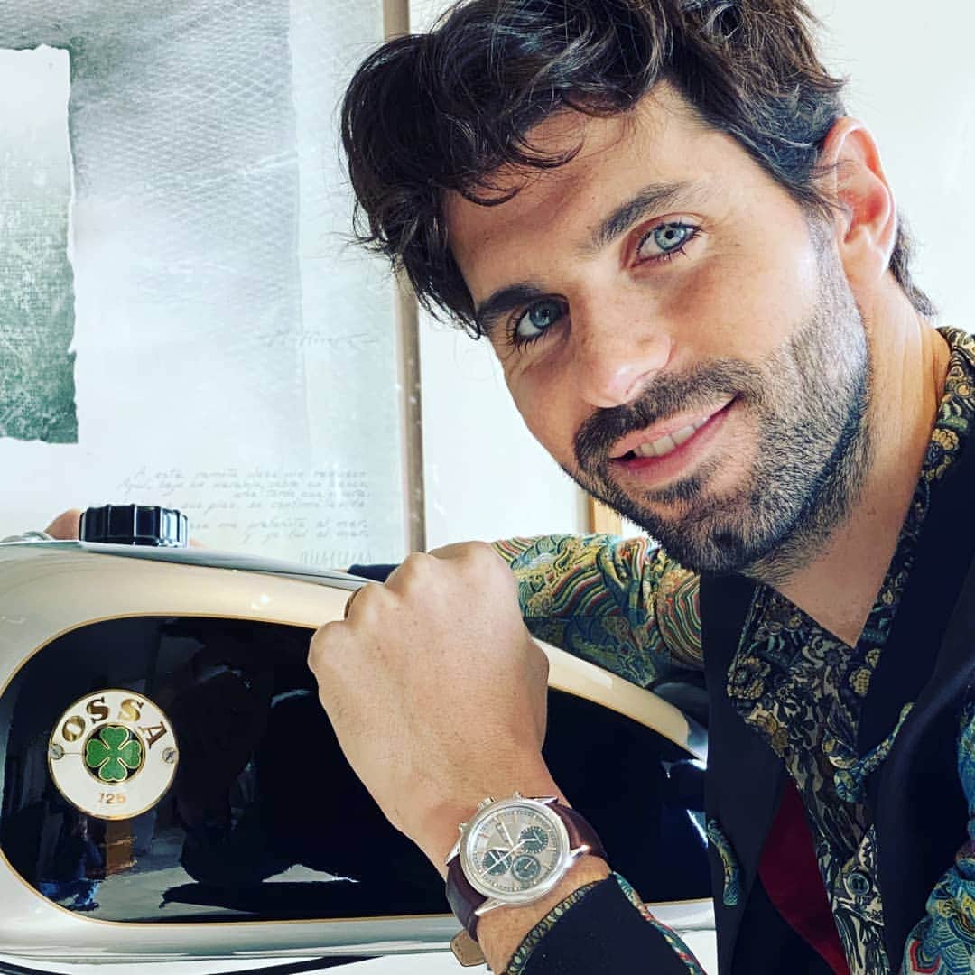ハイメ・アルグエルスアリのインスタグラム：「Gracias @raymondweil Este año Santa claus ha dejado algo que me acompañará en el estudio y en los circuitos. Este 2021  estará lleno de sorpresas y tengo muchas ganas de compartirlas. Os deseo a todos una feliz Navidad 🤶 🌹much love  #rwmusicfriends」