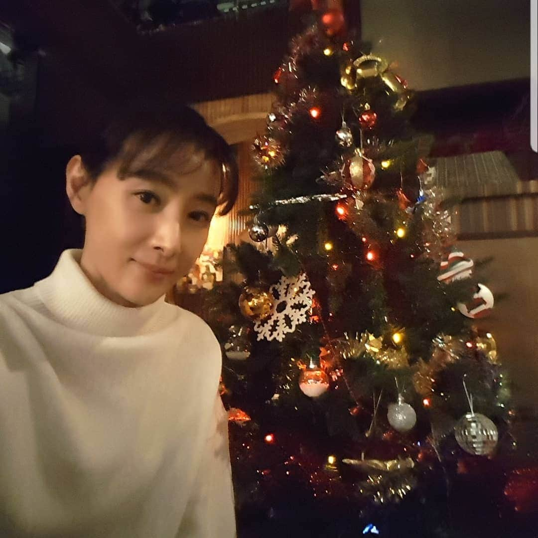 ト・ジウォンのインスタグラム：「#도지원 #dojiwon #kbs일일드라마  #누가뭐래도 #이해심 #florist  🌲#merrychristmas !!🌲🌷 #코로나로 #힘든시간 #건강하게 #이겨내요 #마음만은#따뜻하게보내세요 ❤ #happylife #happy 😄😁😉 ~~🎅🎁🎄☆☆☆」