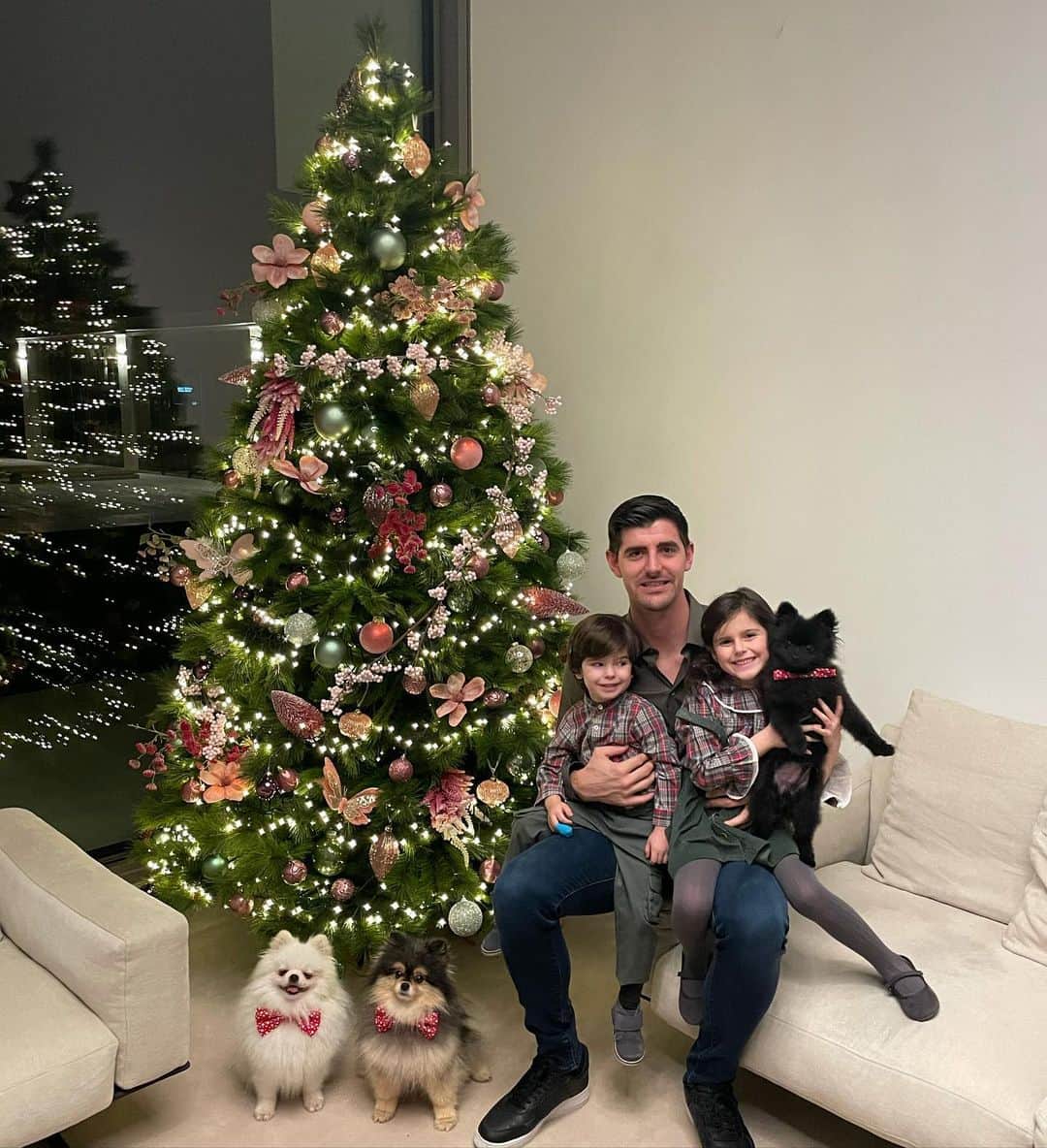 ティボ・クルトゥワのインスタグラム：「Feliz Navidad 🎄🎁!! 👨‍👧‍👦🐶🐶🐶🤍」