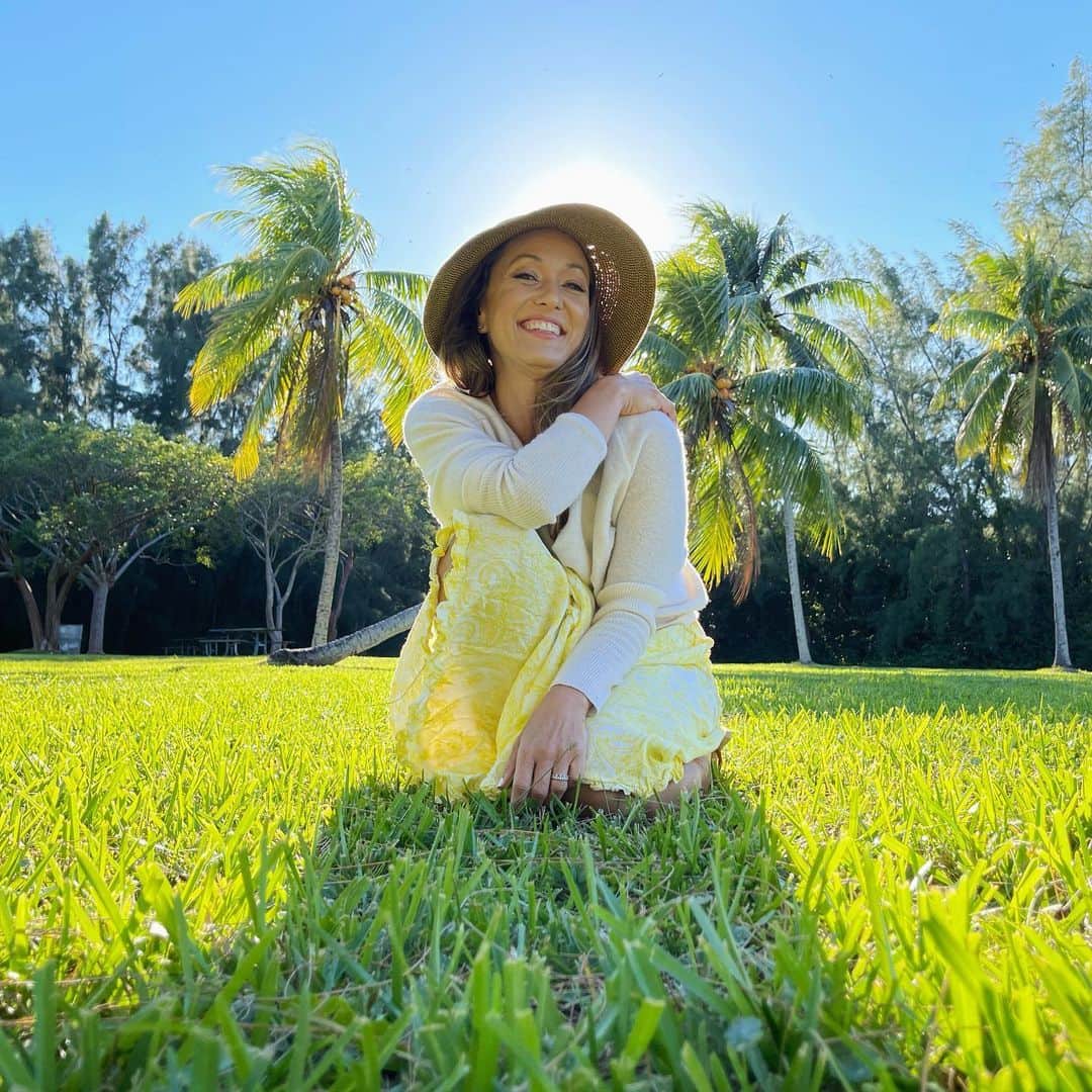 キノ・マクレガ―のインスタグラム：「Enjoying the Florida sun ☀️ What’s your Christmas Eve looking like? _ Primary Series + Conference with me this Saturday @miamilifecenter Details in my bio limo. _ Photo @ifilmyoga  #yoga #yogi #miami #florida #sun #christmaseve  🙏💕」