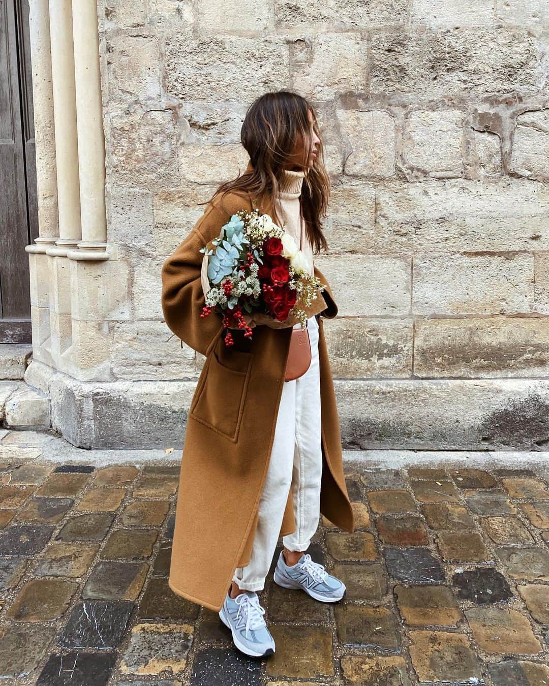 ジュリー・サリニャーナのインスタグラム：「Picked up these pretty flowers this morning to make a Christmas floral arrangement for tonight! ❤️🎄 Hope everyone has a beautiful Christmas Eve wherever you’re celebrating, be safe and stay healthy!」