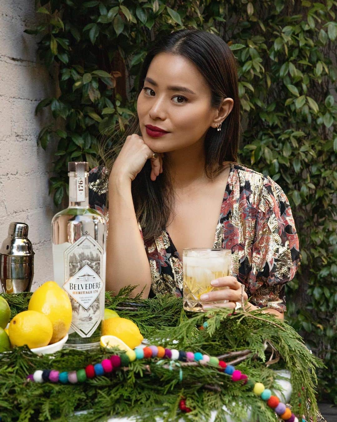 ジェイミー・チャンのインスタグラム：「Thanks @belvederevodka for inspiring us to celebrate the holidays virtually. I made the most delicious cocktail that pairs perfectly with a holiday roast. @Nichelle and I are counting down the days of 2020 ad looking forward to 2021! So cheers to a New Year, may it give us all a break!! #MadeWithNature #belvederepartner #BelvedereVodka We hope you’ll celebrate too – visit @drizlyinc to send a gift to one of your loved ones.」