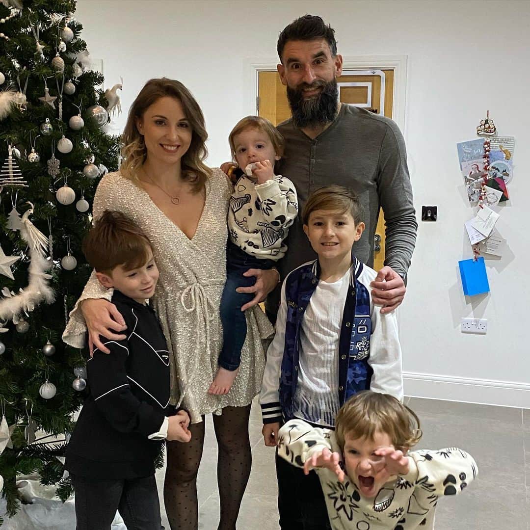 ミル・ジェディナクのインスタグラム：「A Christmas that no-one envisaged happening, stay safe and enjoy a quiet one with your family. From mine to yours Merry Christmas 🎄」