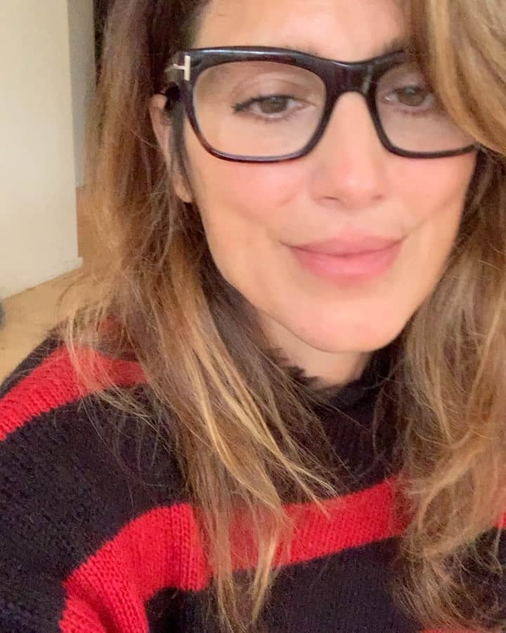 ジェニファー・エスポジートのインスタグラム：「Pls stay safe. Happy Holidays.   For all those struggling I’m sending you love.」