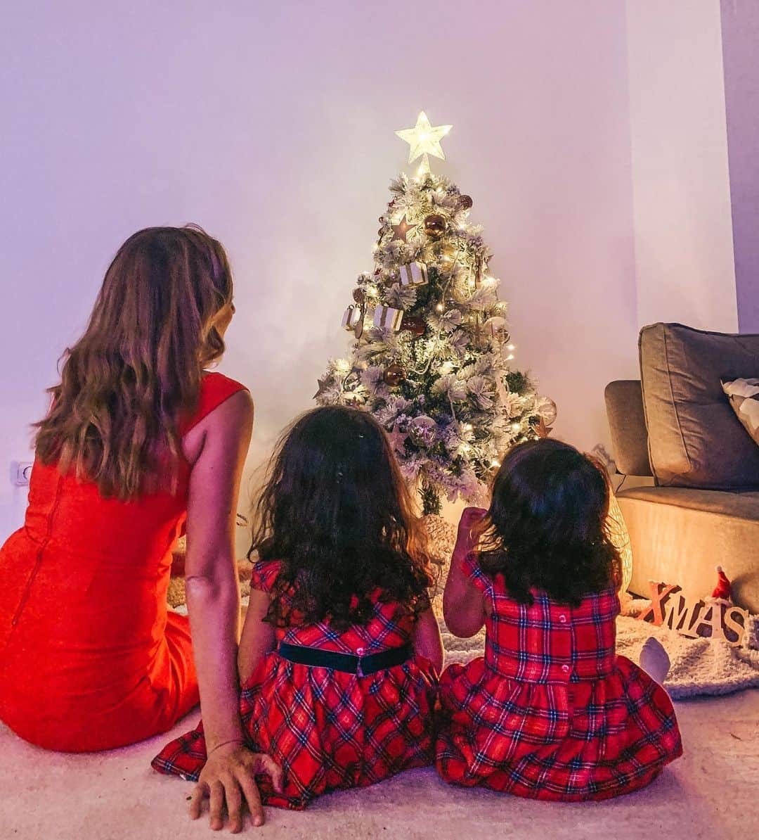 ジェマ・マリンのインスタグラム：「It is not the Christmas that anybody  would have wish for, but even so, we always have to give Thanks for what we have.  A big hug to all the people who are alone today, especially in hospitals❤️🎄  🎄 Merry Christmas To you all🎄  #familia #navidadcovid #navidad2020  #family #merrychristmas  @maisonsdumonde_es   No son las Navidades que nadie desearíamos, pero aun así, siempre hay que dar Gracias por lo que tenemos.   Un abrazo inmenso a todas las personas que están solas hoy, en especial, en los hospitales❤️🎄   🎄Feliz Navidad🎄」