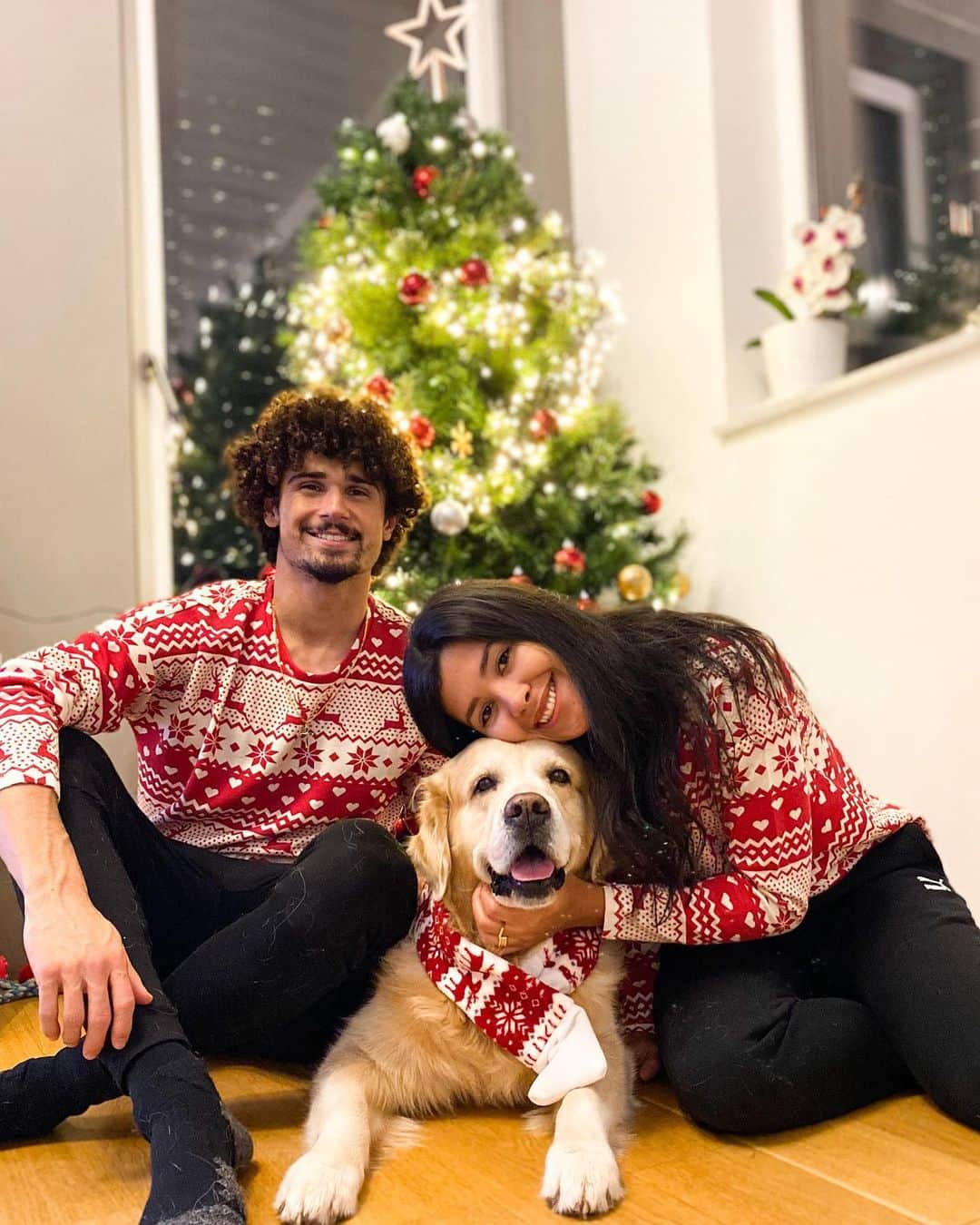 のインスタグラム：「Wir wünschen euch allen ein schönes und gesegnetes Weihnachtsfest. Genießt die Zeit ( so gut wie es geht) mit euren Liebsten.  Viele Grüße 🤜🏼🤛🏽, Familie Ramalho 🎅🏼🎄❤️ . . . Desejamos a todos um Natal feliz e abençoado. Desfrutem desse momento ( da melhor maneira possível) com seus queridos.  Grande abraço 🤜🏼🤛🏽, Família Ramalho 🎅🏼🎄❤️」