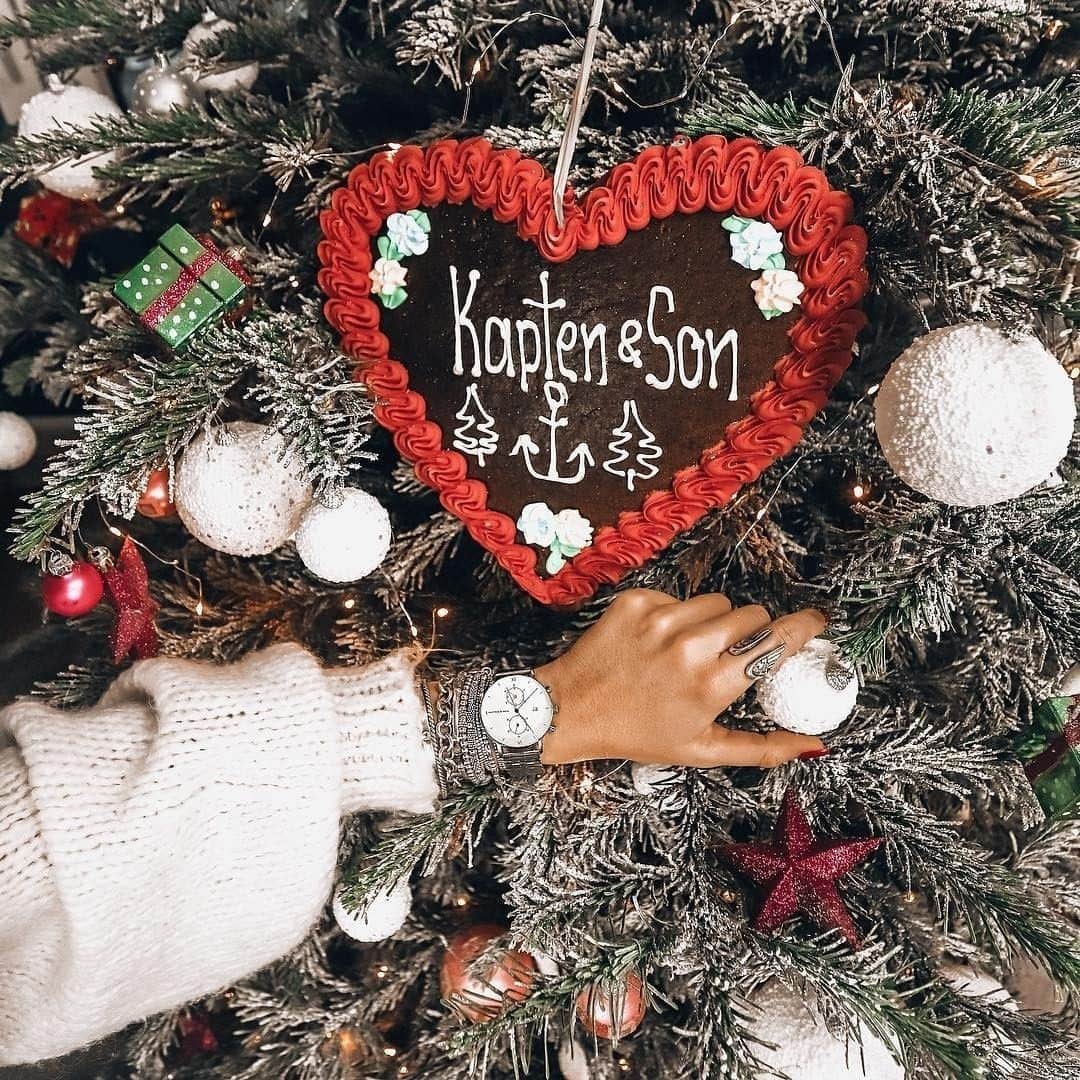 Kapten & Sonさんのインスタグラム写真 - (Kapten & SonInstagram)「HAPPY HOLIDAYS from Kapten & Son! 🎄 Enjoy your Christmas days filled with lot of time with your loved ones, good food, drinks and lovely Christmas movies! Psst 🤫 and make sure to get ready for your Christmas gifts! ☺️❤️ #bekapten #kaptenandson⁠ .⁠ .⁠ .⁠ #happyholidays #merrychristmas #christmastime #christmas #xmas #christmaseve #holidays #holidayseason #wintertime #wintervibes #xmastime」12月25日 4時30分 - kaptenandson