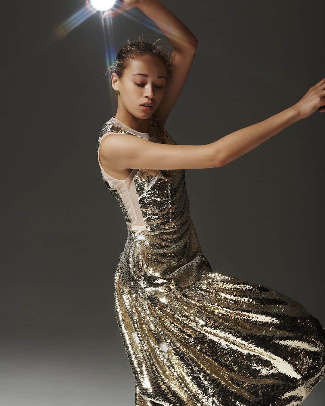 The Outnetのインスタグラム：「Twas the night before Christmas, and just because we were staying in, didn't mean we couldn't get dressed up and do a twirl, a dance, a spin.  Shop all your favorite Instagram looks, just visit the link in bio」