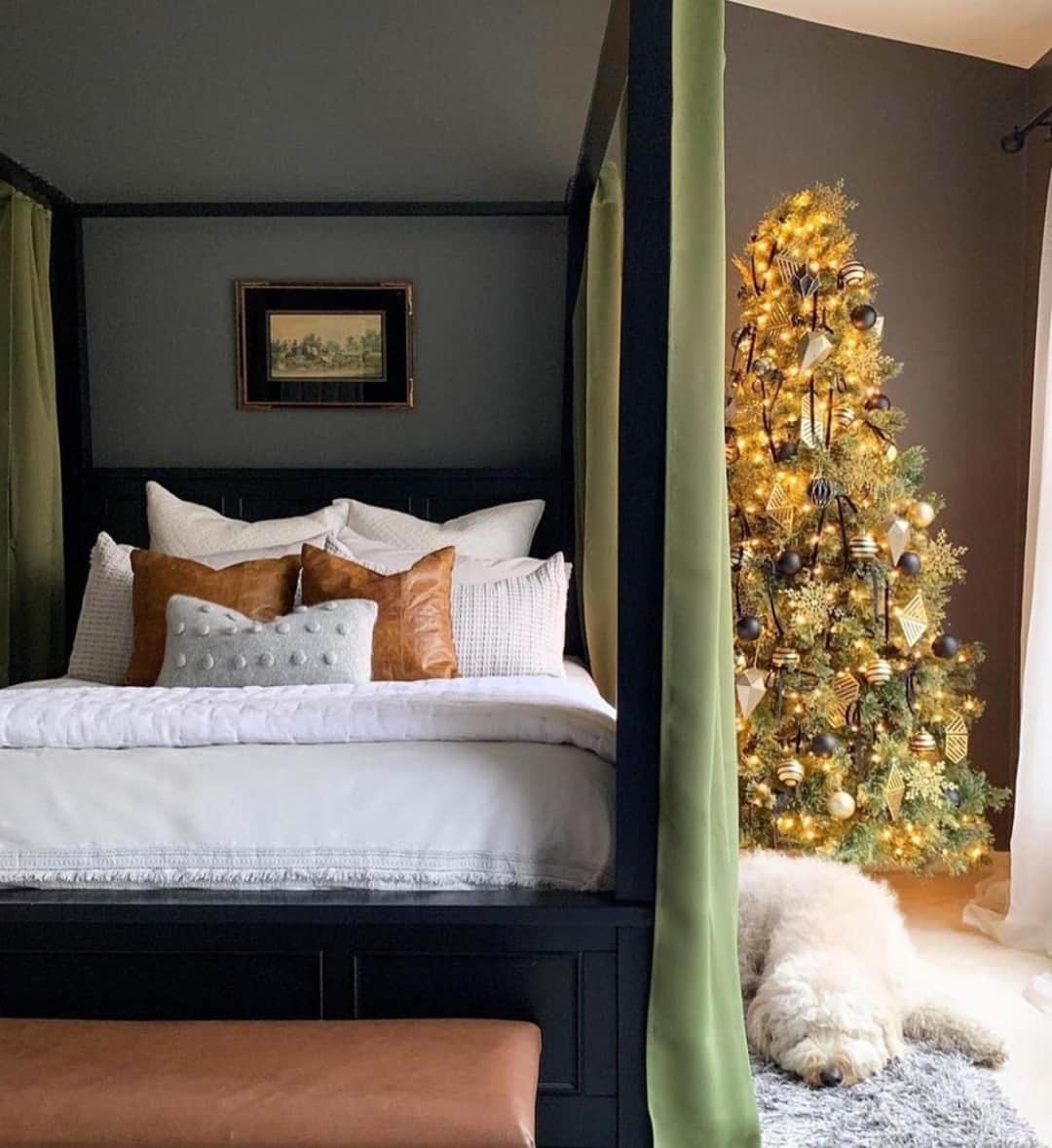 Sweeten Homeさんのインスタグラム写真 - (Sweeten HomeInstagram)「Holiday decor in the bedroom? Yes please! We’re totally in love with @haneens_haven festive bedroom ❤️ How are you celebrating the holidays at home?⁠ ⁠ Image via @haneens_haven」12月25日 4時42分 - sweeten_home