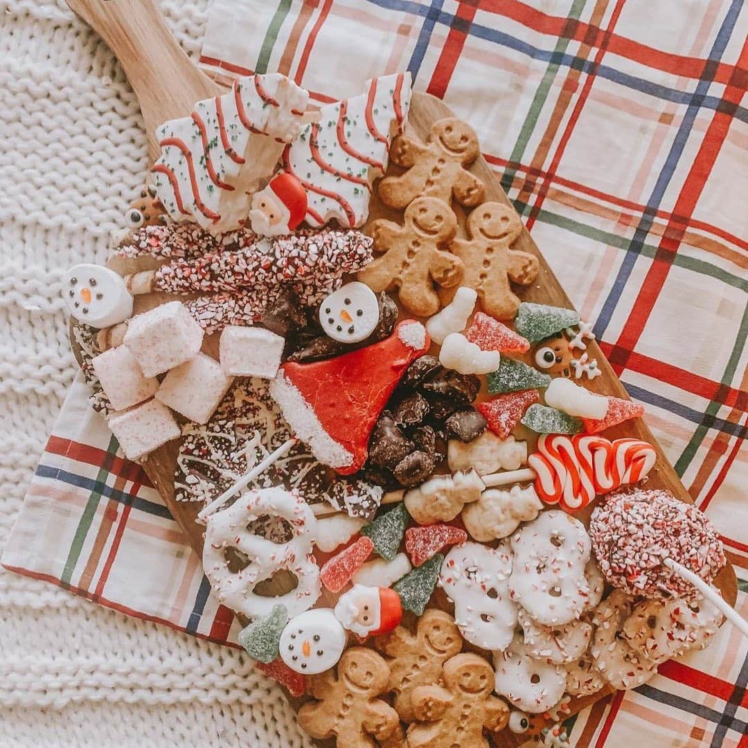 Target Styleさんのインスタグラム写真 - (Target StyleInstagram)「Upgrading Santa from cookies to charcuterie. 🎅📷: @minimalist.mama__」12月25日 4時42分 - targetstyle