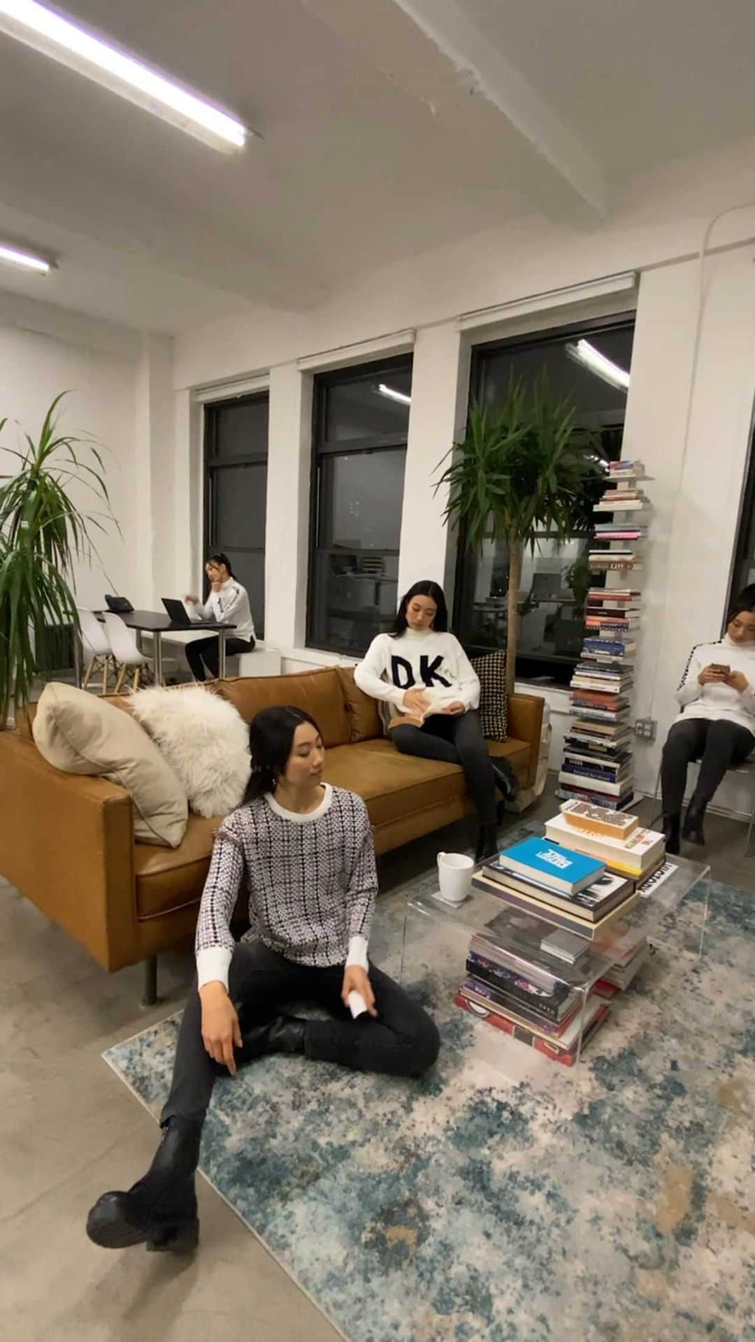DKNYのインスタグラム：「Home for the holidays mood. #DKNYSTATEOFMIND」
