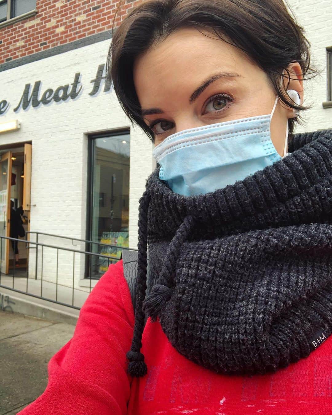 ジェイミー・アレクサンダーのインスタグラム：「Happy Christmas Eve!!! Busy day so far👩🏻‍🍳Got up early and made a chicken pot pie, and an apple pie and then picked up a roast at one of my favorite places, @themeathook ♥️ Now time to deliver/drop off all the food I made. Sending love to everyone ⛄️ Stay safe out there🎄🙏🏻 #wearamask」