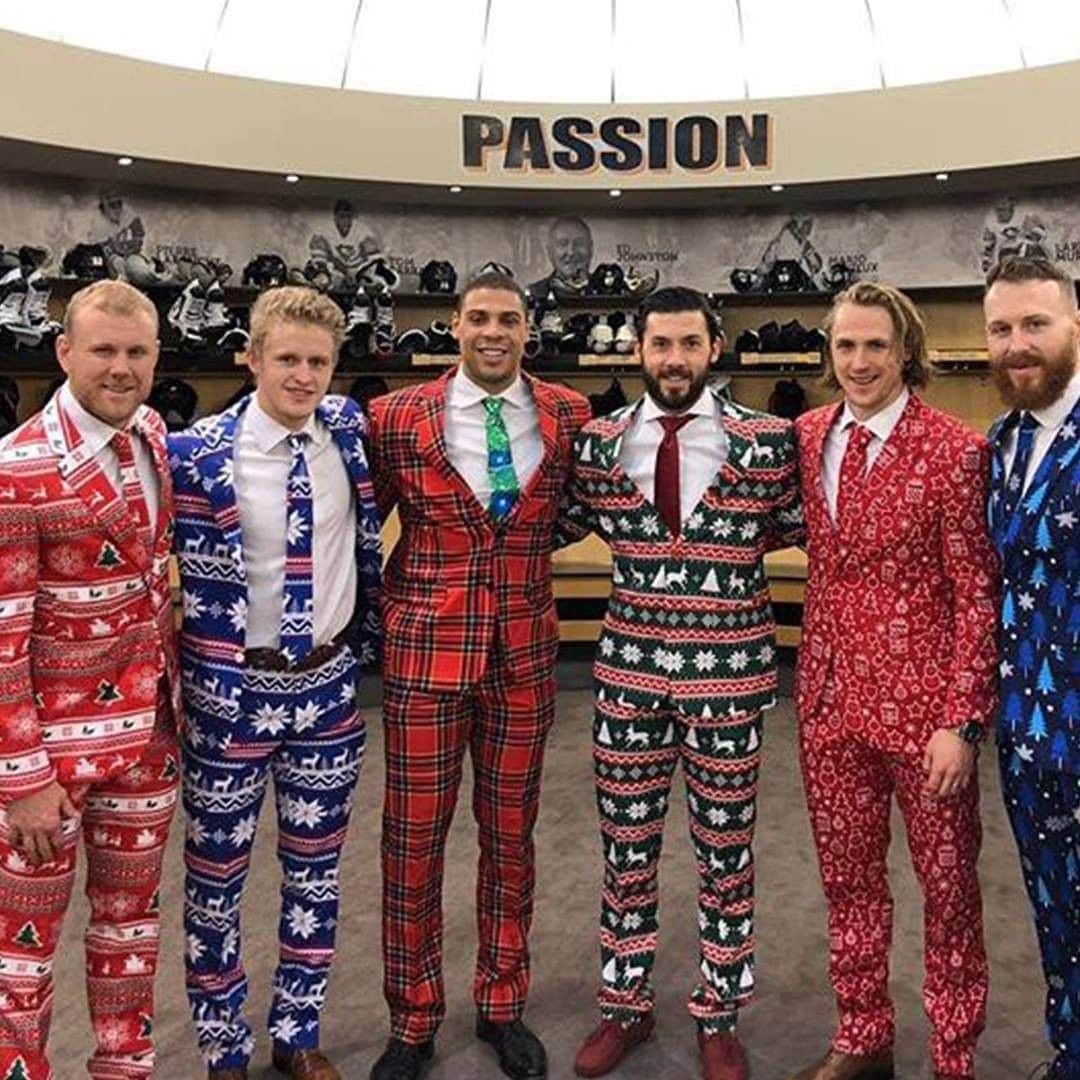 NHLさんのインスタグラム写真 - (NHLInstagram)「In case you need some ideas on what to wear to the Christmas Eve family zoom meetings... 😂」12月25日 4時35分 - nhl