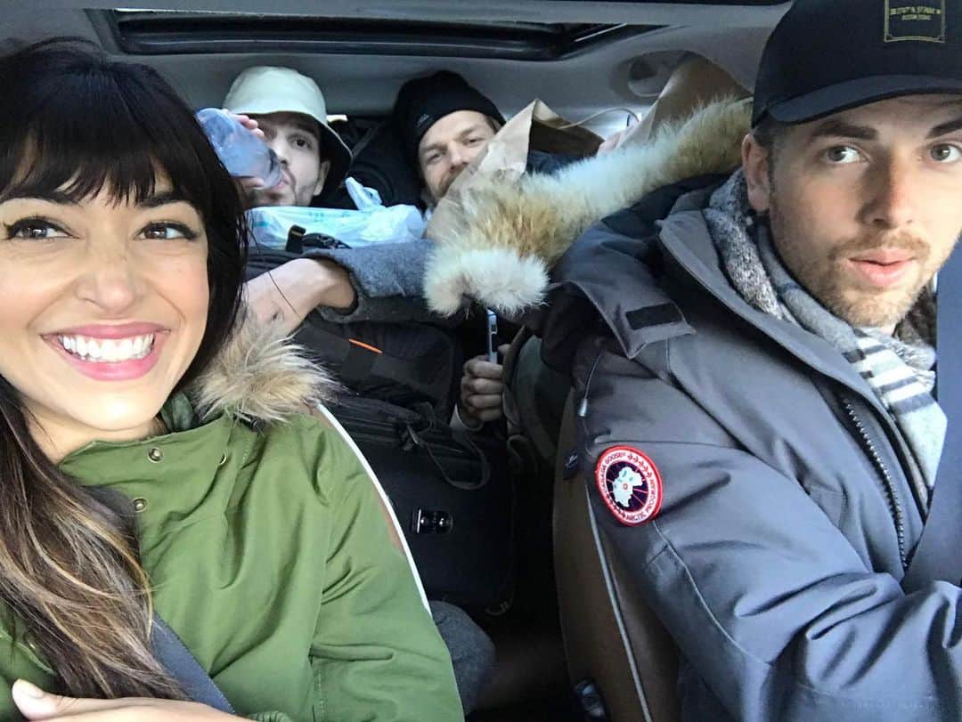 ハンナ・シモンのインスタグラム：「My forever pod aka the people I live with are the only people I’m allowed to get close to so you better believe I forced them to smush their six foot five Canadian bodies into the tiniest car we could find because it’s the holidays and I want clown car closeness 🤡 🚗 🎄」