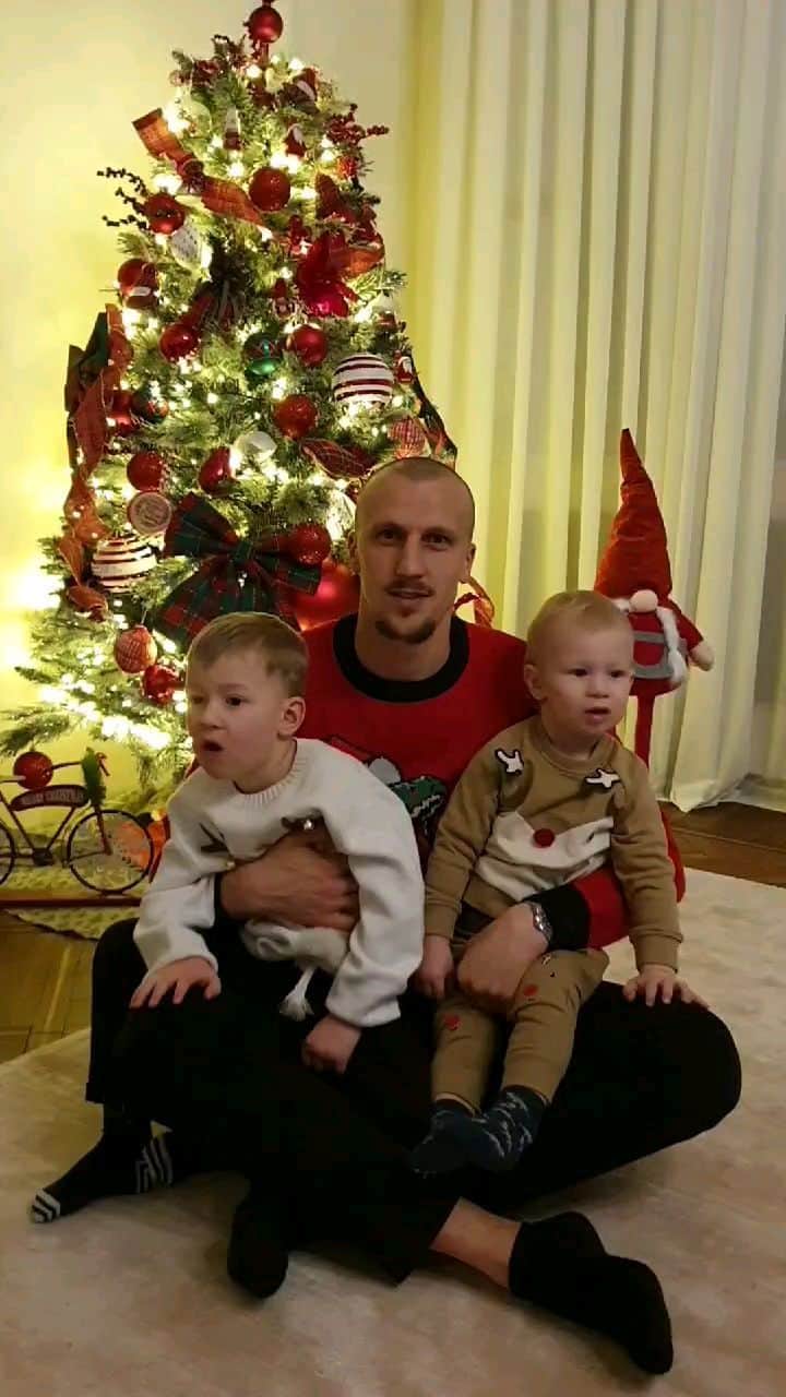 ヴラド・キリケシュのインスタグラム：「Craciun fericit!!! Buon Natale!!! 🎄🎅 👨‍👦‍👦❤」
