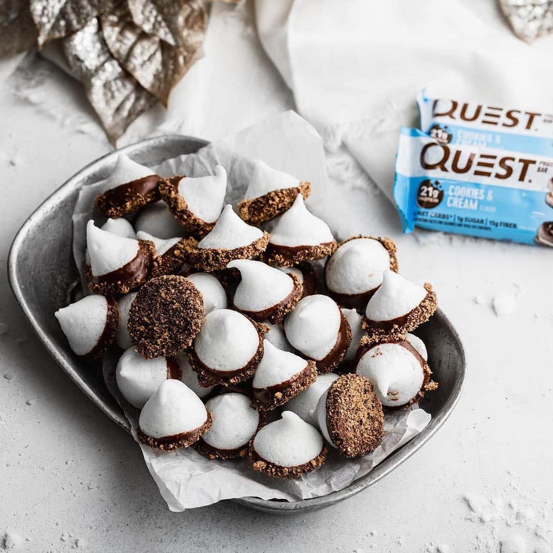 questnutritionさんのインスタグラム写真 - (questnutritionInstagram)「🧁 Cookies & Cream Protein Meringues 🧁 • 👉 GET FULL RECIPE ➡️ LINK IN BIO (swipe left from 1st card to 2nd card) 👈 • Per serving: 6g protein, 11g carb, 5g fat. (5g net carbs) #OnaQuest #QuestNutrition #Questify #ChristmasEve」12月25日 4時44分 - questnutrition