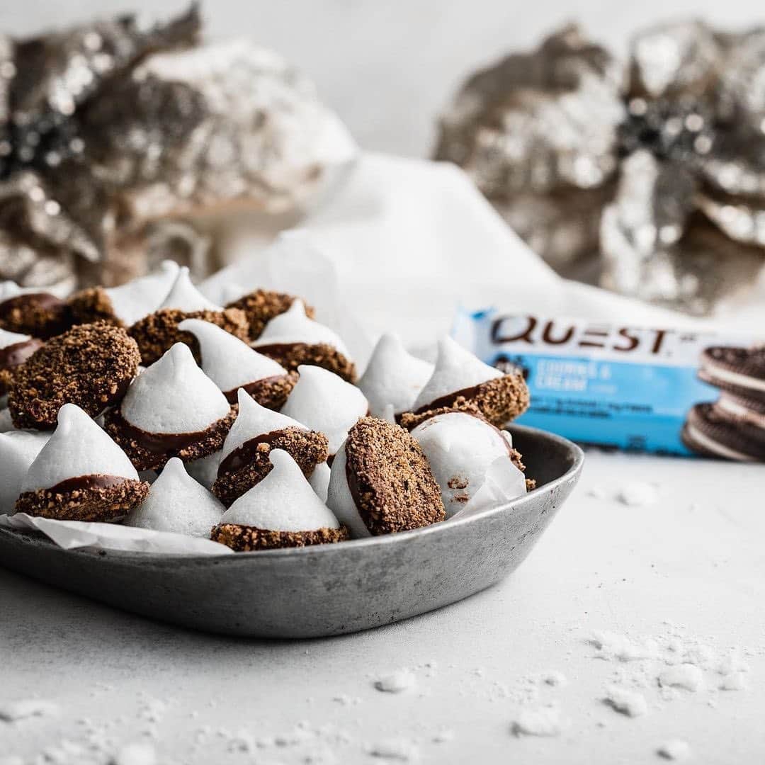 questnutritionさんのインスタグラム写真 - (questnutritionInstagram)「🧁 Cookies & Cream Protein Meringues 🧁 • 👉 GET FULL RECIPE ➡️ LINK IN BIO (swipe left from 1st card to 2nd card) 👈 • Per serving: 6g protein, 11g carb, 5g fat. (5g net carbs) #OnaQuest #QuestNutrition #Questify #ChristmasEve」12月25日 4時44分 - questnutrition