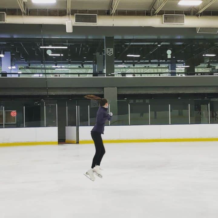 ベアトリサ・リャンのインスタグラム：「What a great birthday/Christmas present to get yourself (and your coach!) @cassie.gallogly ! A shiny new double flip. 🤩 Proud of your dedication and hard work this last year, I hope you're proud of yourself, too. Now, let's keep working on those quick checkouts 😆  #alwayslearning #alwaysgrowing #coachlife #proudcoach #usfigureskating #milestones #doubleflip #figureskating #iceskating #toyotasportsperformancecenter #TSPC #ilovemyjob #workinghard #accomplishments」