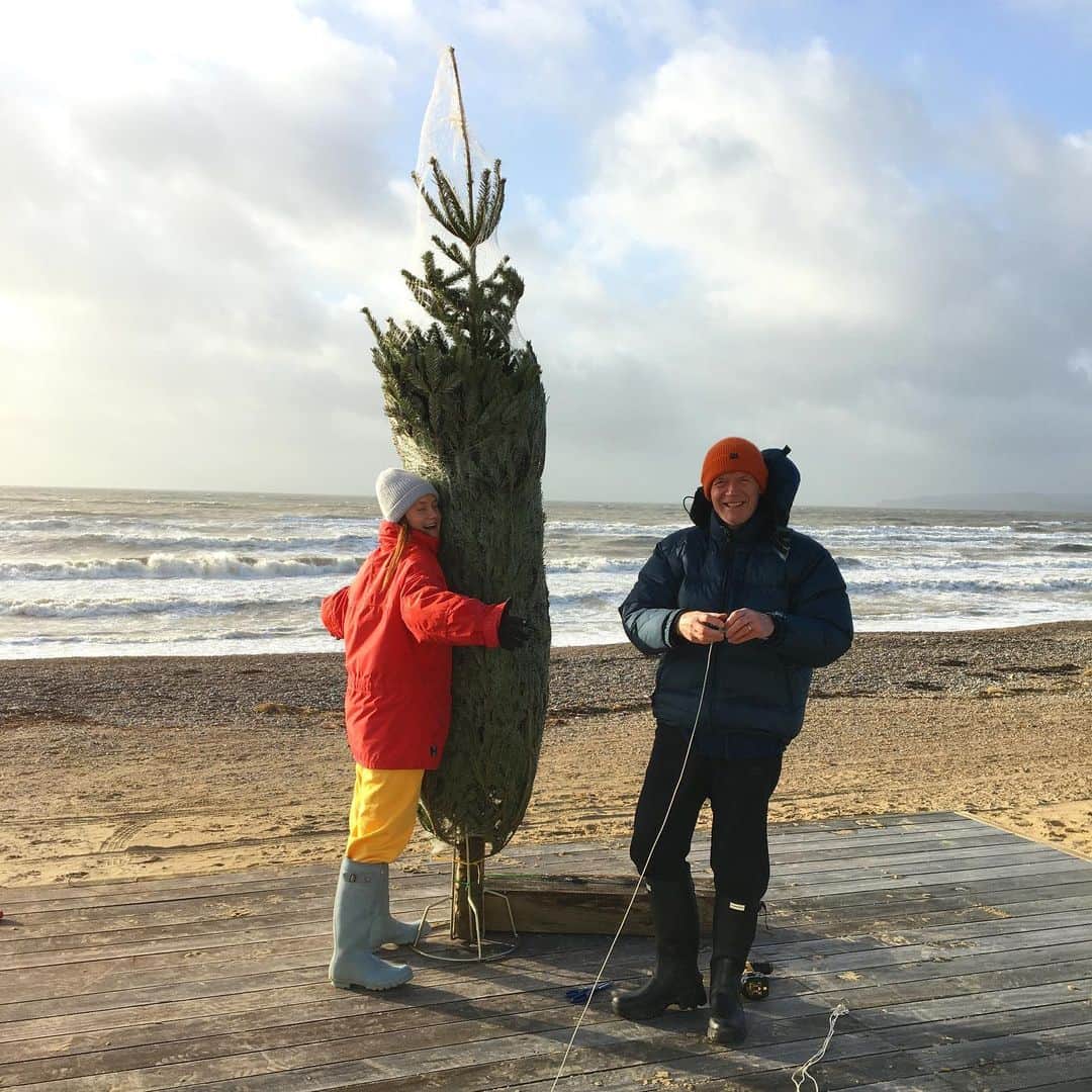 ボニー・ライトのインスタグラム：「sending love to all those creating new traditions this year. this is the first time i’m spending christmas without my family. i miss them so much! this is my dad and i on christmas eve last year putting up a tree in high winds at the beach 🎄」