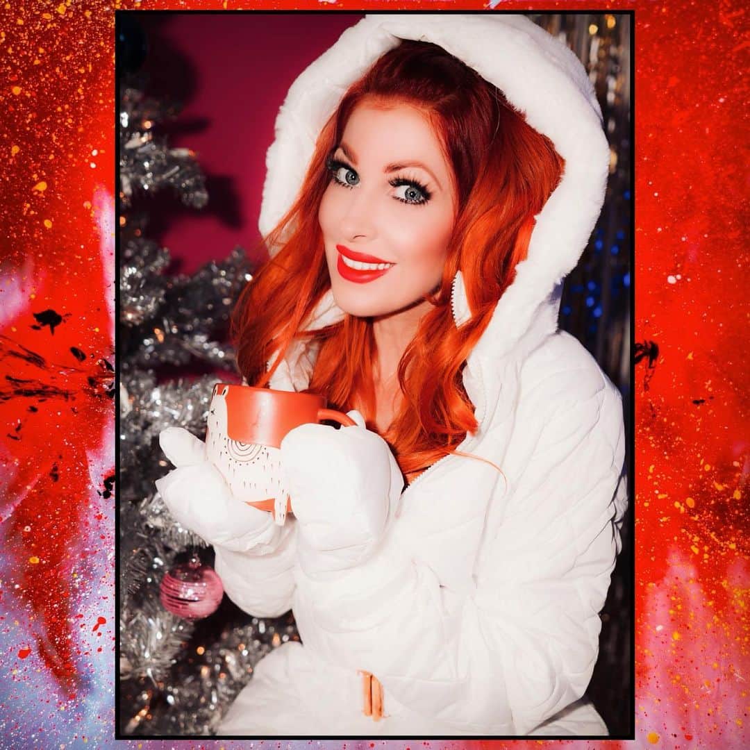 ボニー・マッキーのインスタグラム：「I impulse bought this snowsuit on Amazon in July. It’s basically made of cotton balls wrapped in plastic bags. In the picture it was fitted and flattering, but turns out it fits like the marshmallow puff man lewk from ghostbusters- just with a belt. For 30 bucks I’d say I got my money’s worth... I knew it’d come in handy! 😂💁🏼‍♀️☃️❄️🎄#merrychristmas」