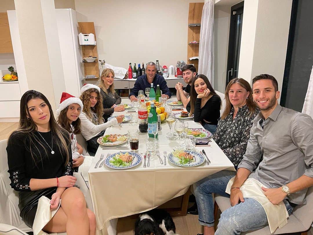 ロドリゴ・ベンタンクールのインスタグラム：「Feliz navidad 🎄🎁   Buon natale 🎄🎁」