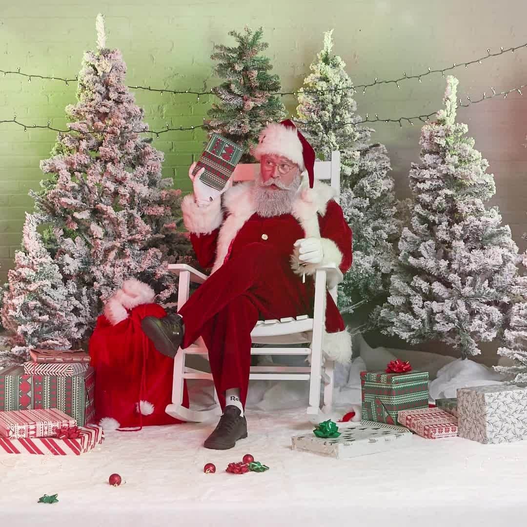 Reebok classicのインスタグラム：「Someone's ready to deliver gifts tonight...」