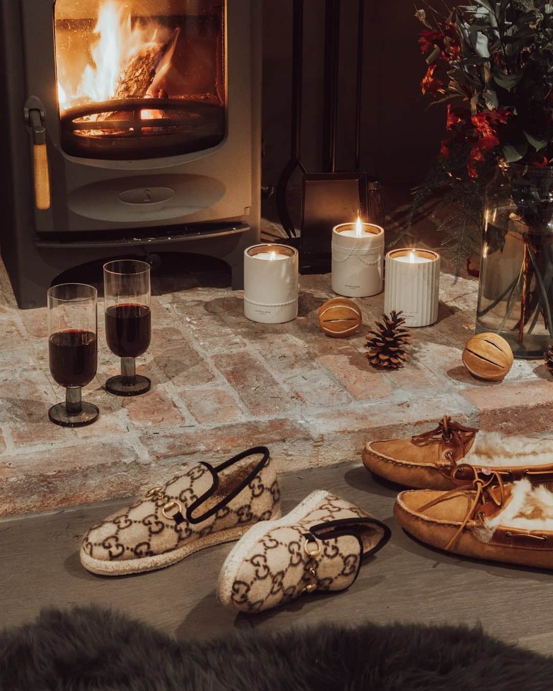 MR PORTERのインスタグラム：「However, you are spending the holidays this year this is your reminder to light a fire, pop your slippers on and enjoy the festivities 🎄 #MRPORTERLittleLuxuries」