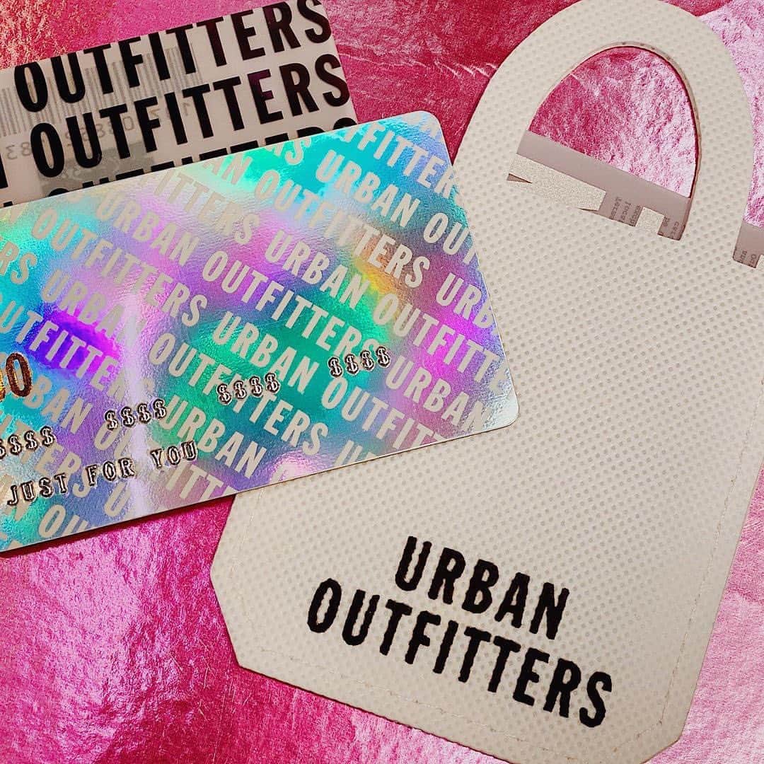 Urban Outfittersさんのインスタグラム写真 - (Urban OutfittersInstagram)「It's not too late to drop an e-gift card into the inbox of a friend...or enemy. 😉 Plus, when you get one for $50, you'll get $10 off your next purchase! Link in bio.」12月25日 5時01分 - urbanoutfitters