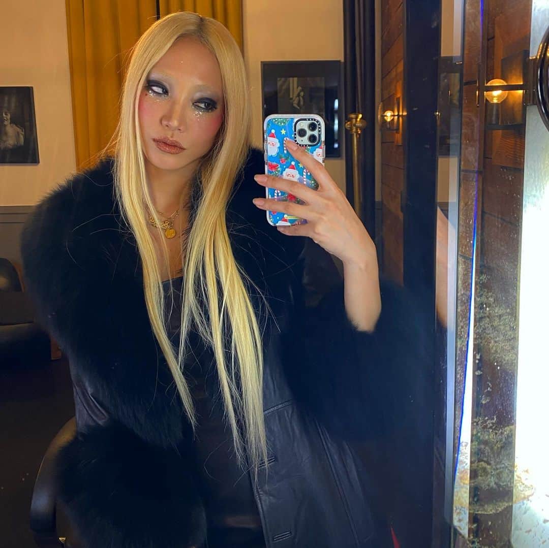 パク ・スジュのインスタグラム：「In my Christmas world @desire_musicofficial @italiansdoitbetter」