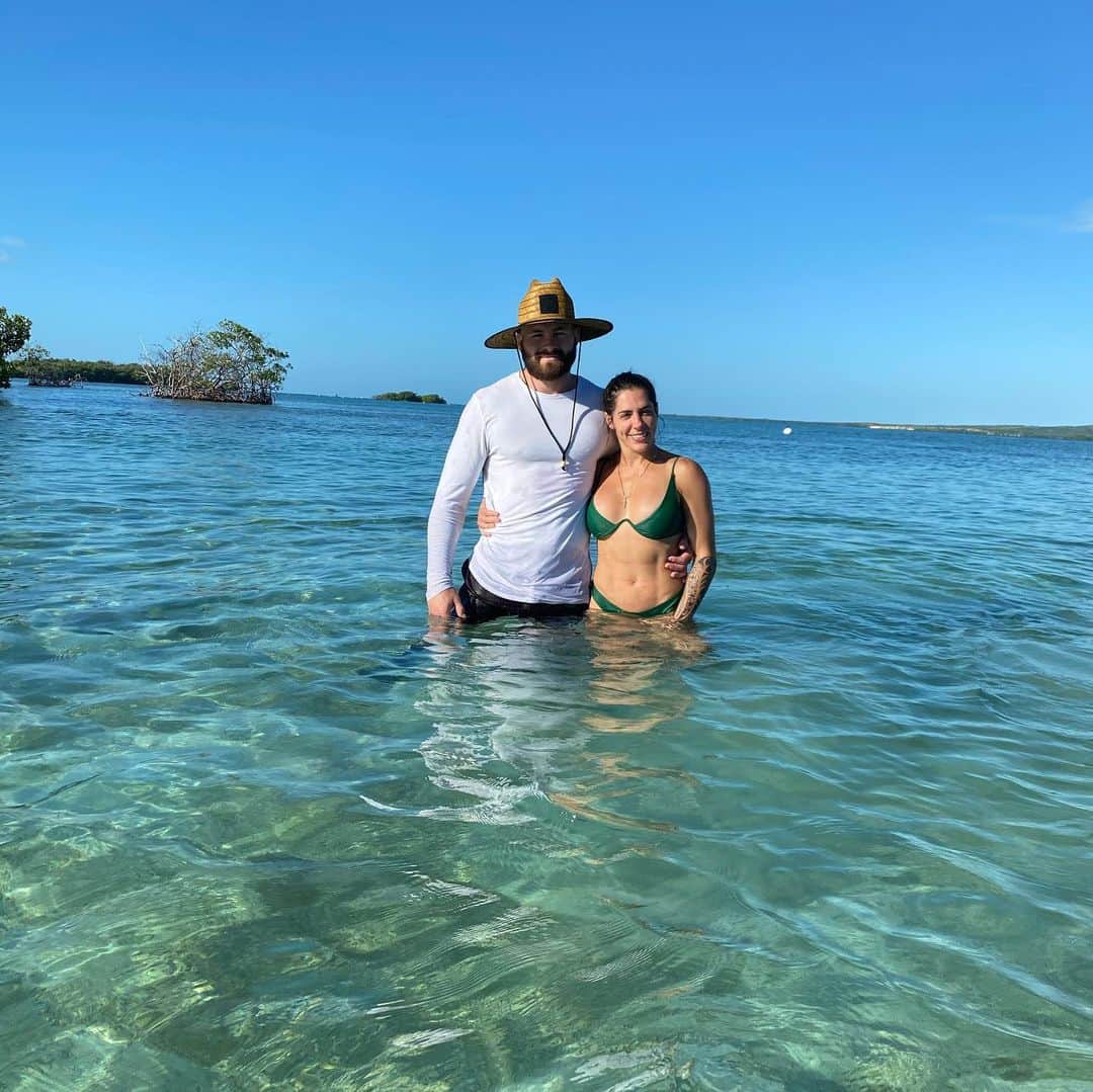 Nathalia Santoroさんのインスタグラム写真 - (Nathalia SantoroInstagram)「Today was a good day! We went kayaking on the opposite side of the island with the family. We were able to climb trees and jump in the water, I spotted a manta ray, snorkeling and I also felt with my butt on corals which I did not know how much stings... holy beep! Hurts sooo much but it went away after an hour or so all because I had my cellphone in hands and did not want to drop. 🥲 we had so much fun and I discovered something new about Gord, he used to climb trees when he was younger and today he climbed like a real Tarzan all the mangroves trees in the water 😳 👏🏻 so amazing and so so so fun. Also me, nicky, ethan and lian decided to cross the ocean climbing the trees and not touch the water at any moment and nicky felt like 💩 in the water. 😂  Thank you for all the messages I’m getting ❤️ i will be sharing adventures as we explore the island more.」12月25日 5時12分 - heysonnyy2