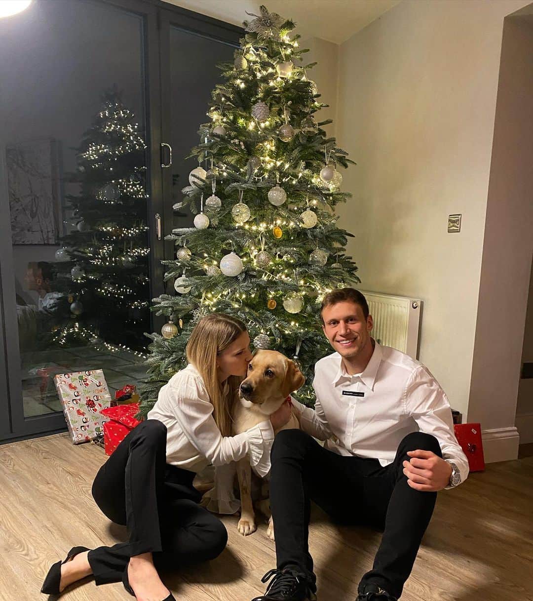 のインスタグラム：「To all my friends and supporters,   I’m wishing the very best for you during this special time.  Merry Christmas🎄❤️」