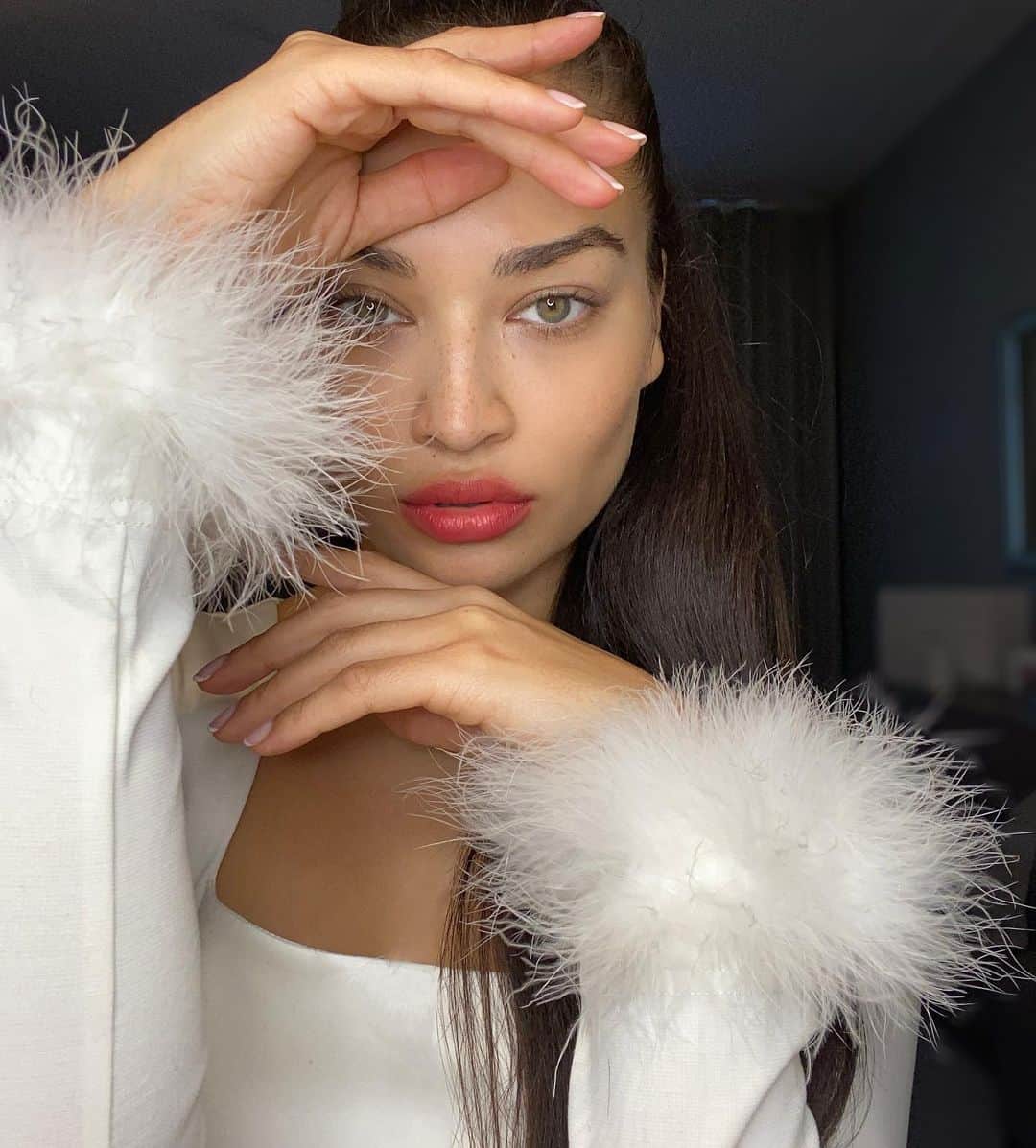 シャニーナ・シャイクのインスタグラム：「This year was extremely hard for all of us. It’s the longest time I’ve spent away from my family... and I cant be with them this Christmas. So ... I decided to dress up ... and make the most of my favorite holiday. MERRY CHRISTMAS EVERYONE ! Sending joy and love ... we all need it this year💋🎅🏻」