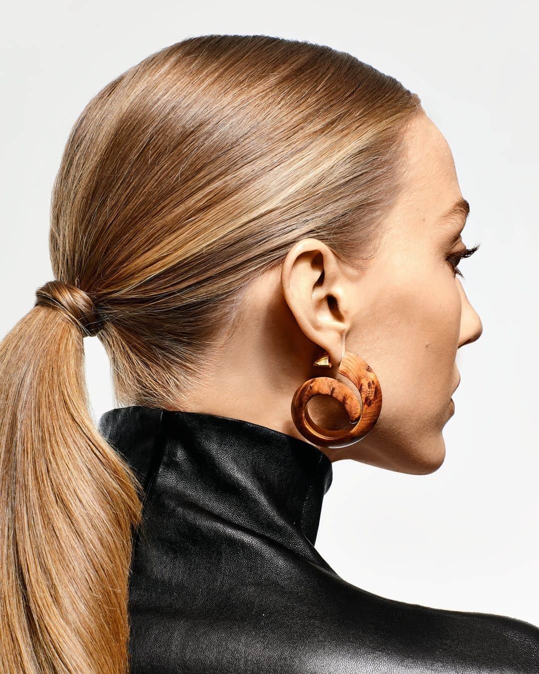 ShopBAZAARさんのインスタグラム写真 - (ShopBAZAARInstagram)「BEAUTY TIP: For an easy holiday hairstyle that you can put together in minutes, try this simple ponytail that completes any look.  Harper's BAZAAR, November 2019 Photography by Jeffrey Westbrook Styling by Amanda Alagem」12月25日 5時25分 - shopbazaar