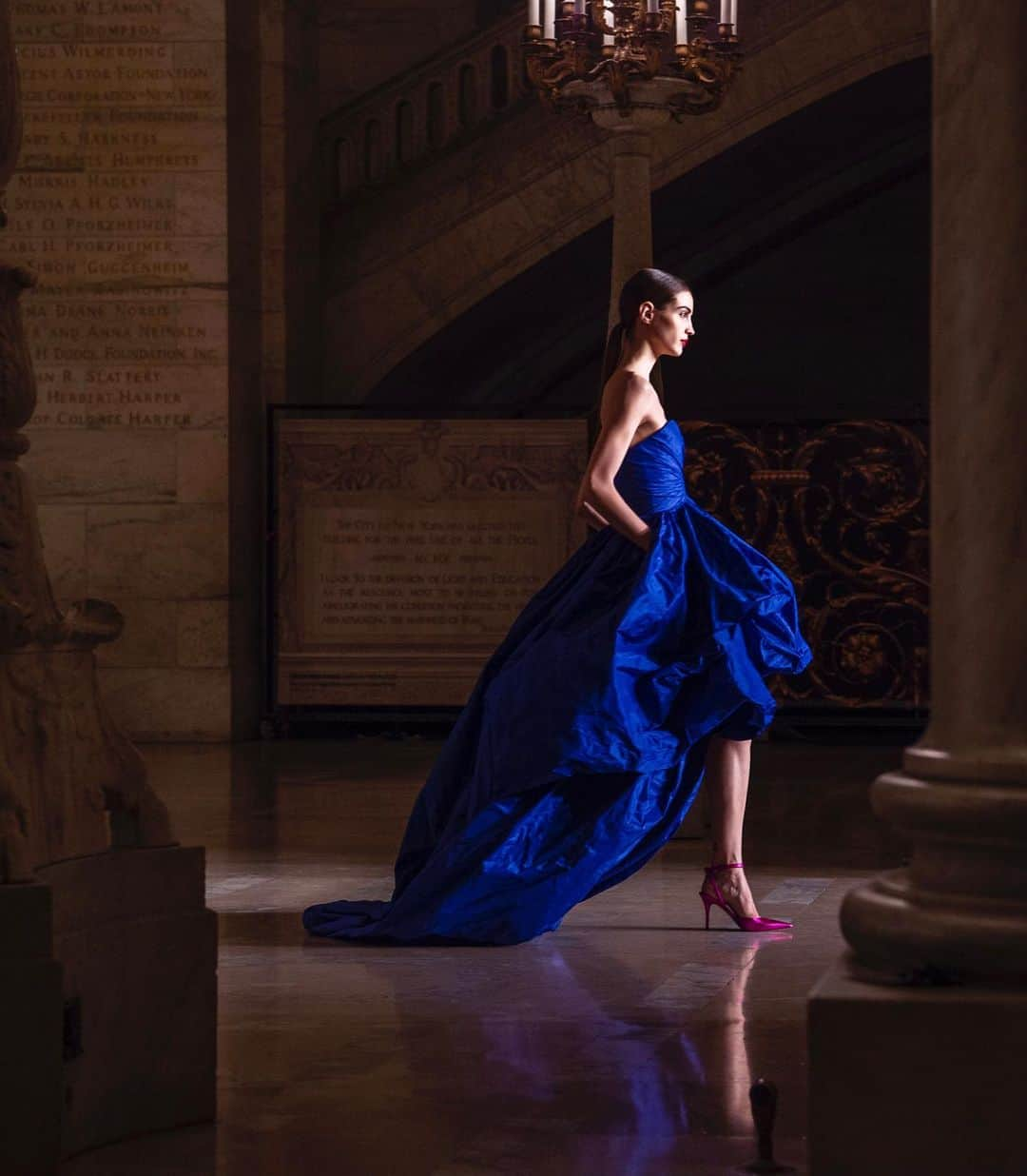 オスカーデラレンタさんのインスタグラム写真 - (オスカーデラレンタInstagram)「Out of the blue. The silk faille bubble gown emerges from a shadowed Astor Hall for its runway debut. #odlrfall2020」12月25日 5時19分 - oscardelarenta